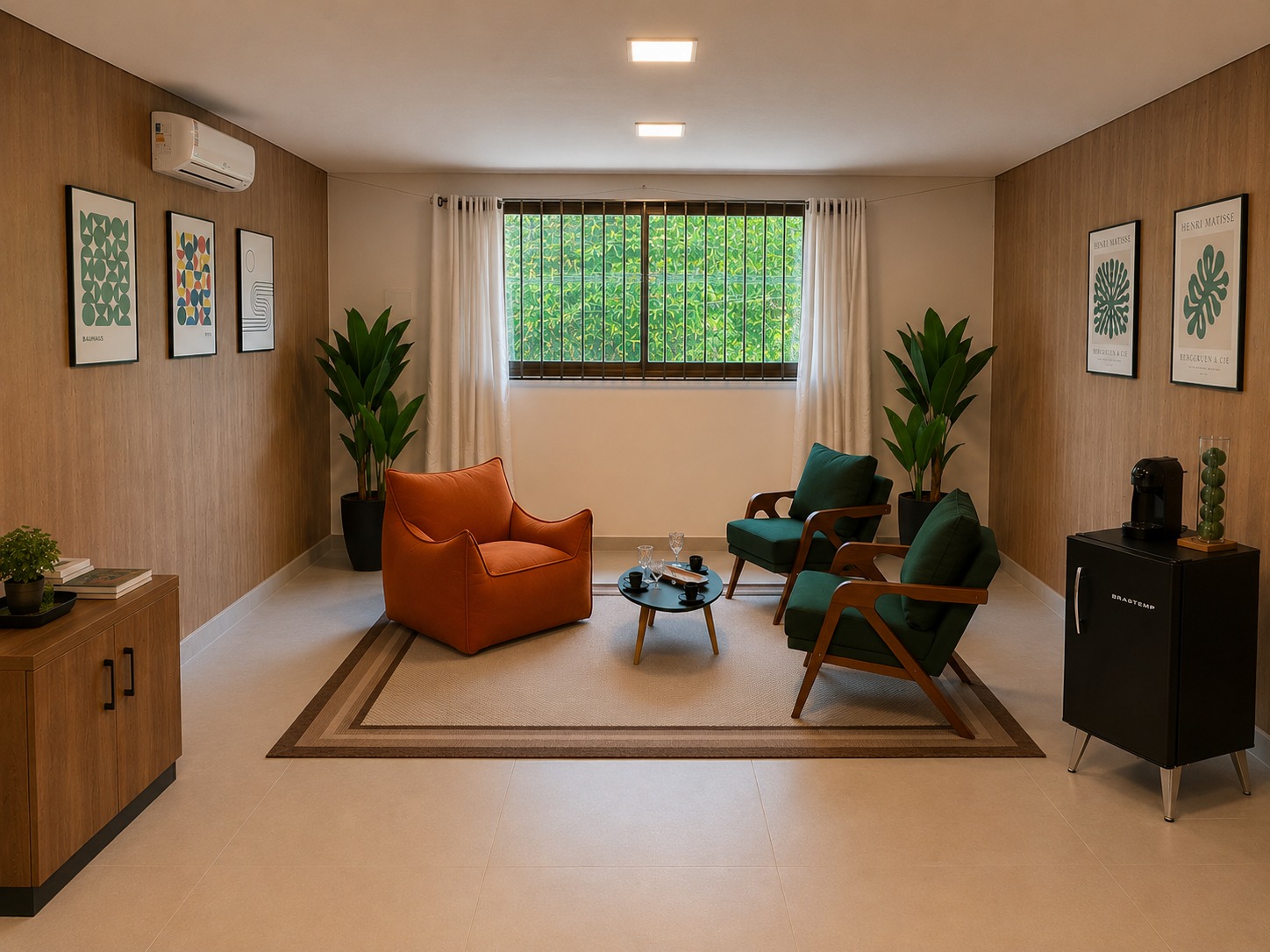 Sala ampla com curadoria de arte contemporânea